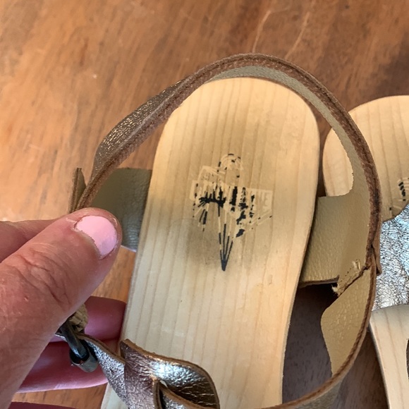 Silver strappy clogs - Picture 4 of 9